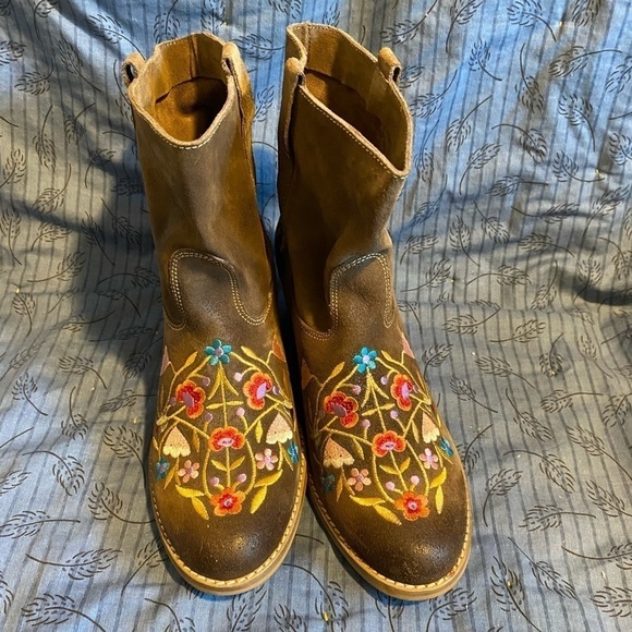 Andre Assous suede embroidered ankle cowboy boots like new 8 - Picture 2 of 8